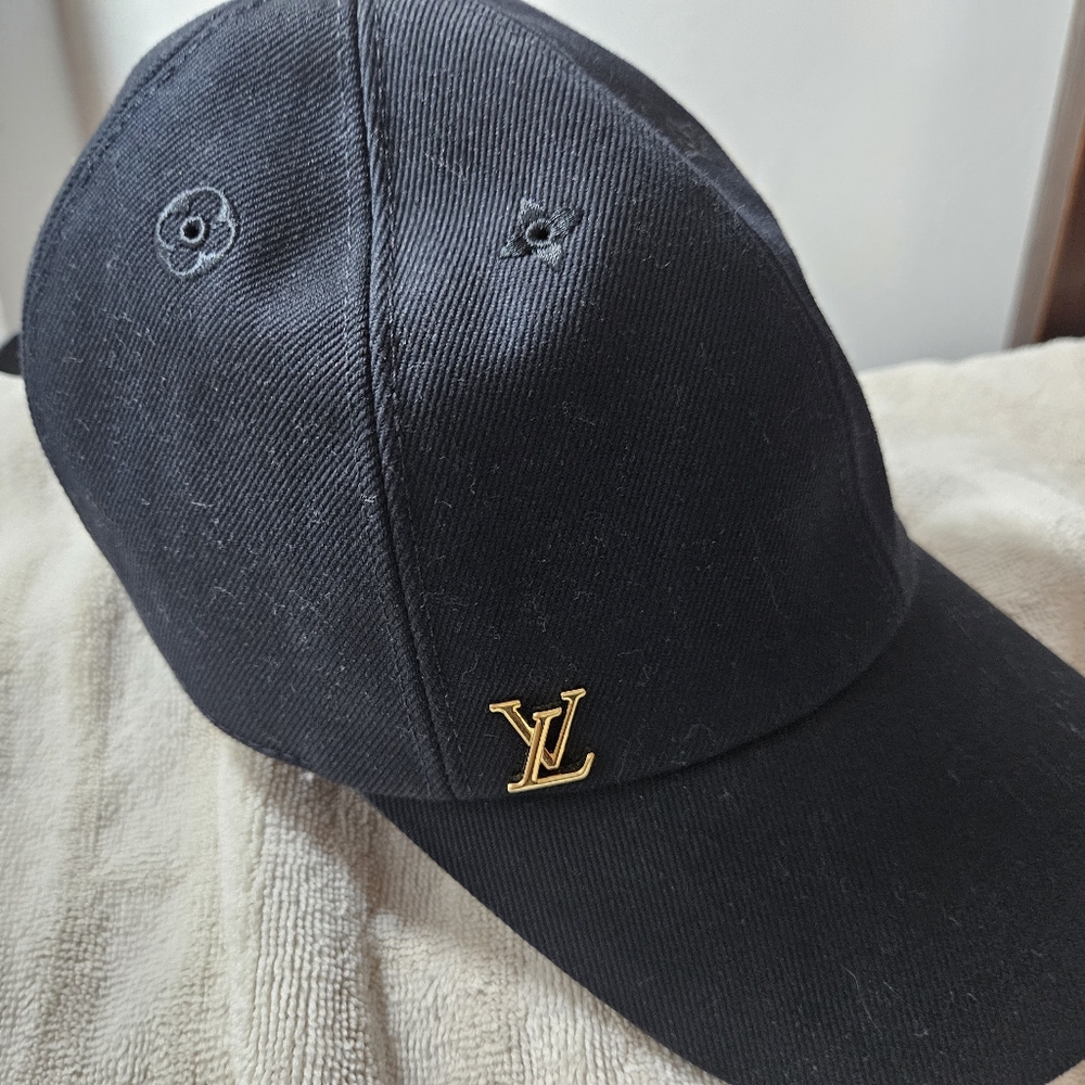 LV BLACK HAT - Picture 13 of 16